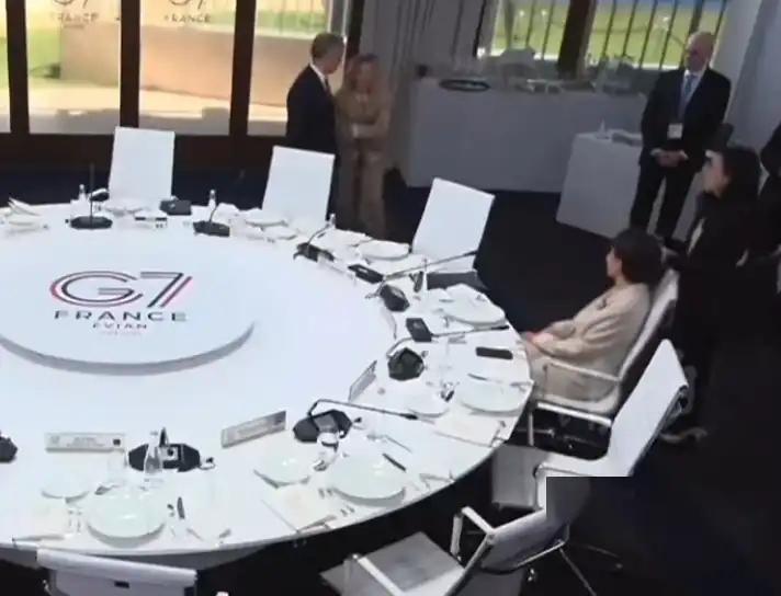 今早看到G7峰会那段视频，真让人没眼看。别的国家首脑都在那儿为了自家利益争得面红