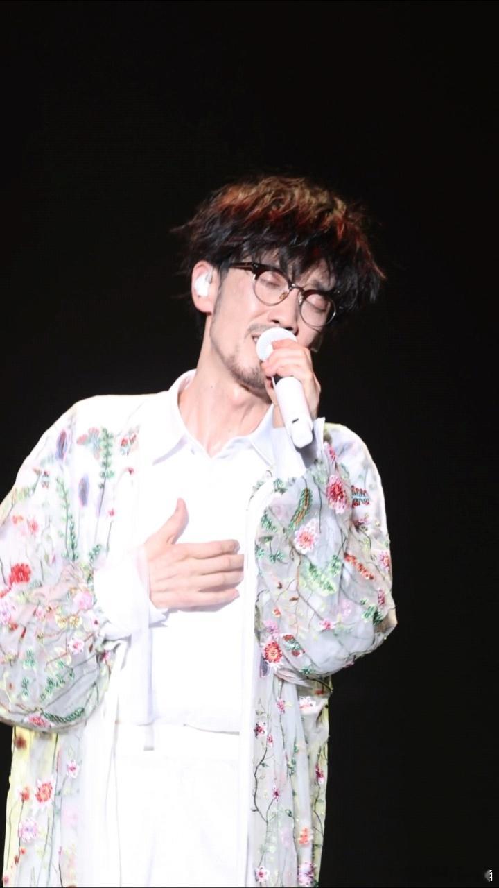 周传雄苏州演唱会 《记事本》永远是我的经典之选，现场听周传雄的演唱，仿佛回到了过