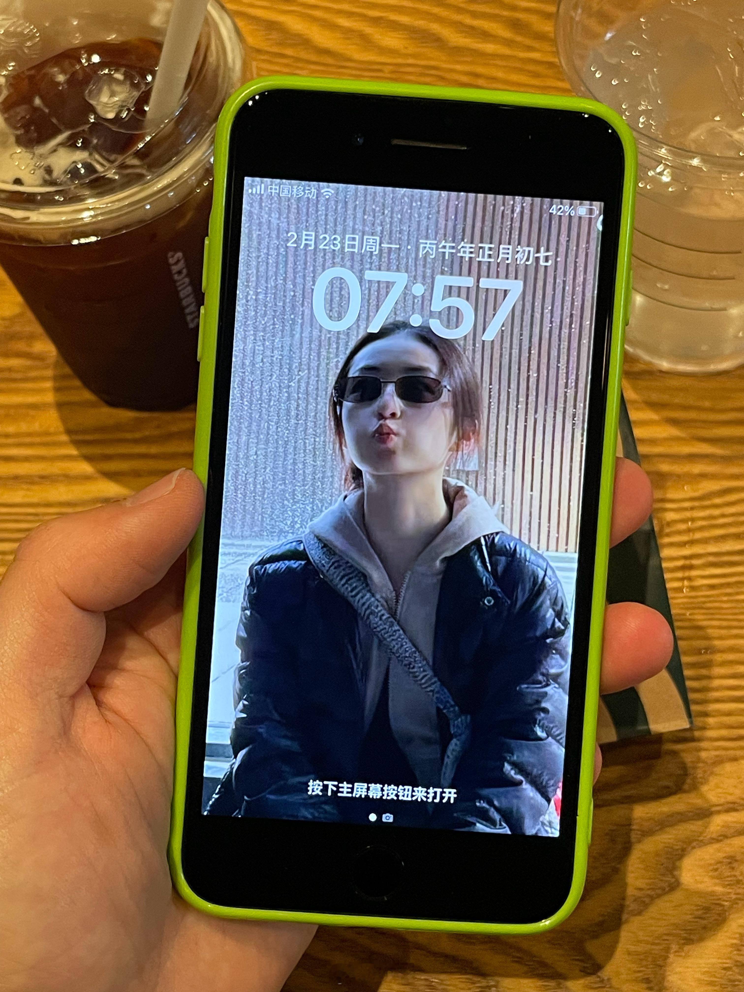 每天早睡早起喝冰美式刷微博看好看的小姐姐研究home键iPhone！大年初七