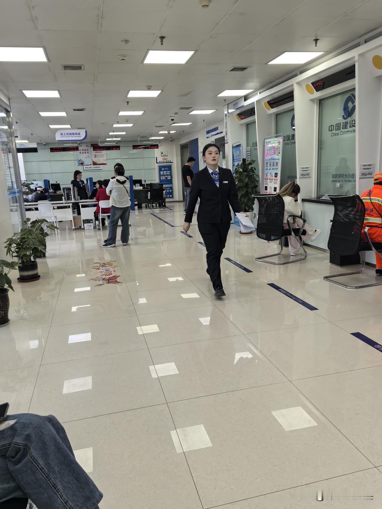 4月29日下午，去建行沣东新城支行办事，碰到了奇怪的一幕。
这家银行办业务抽号，