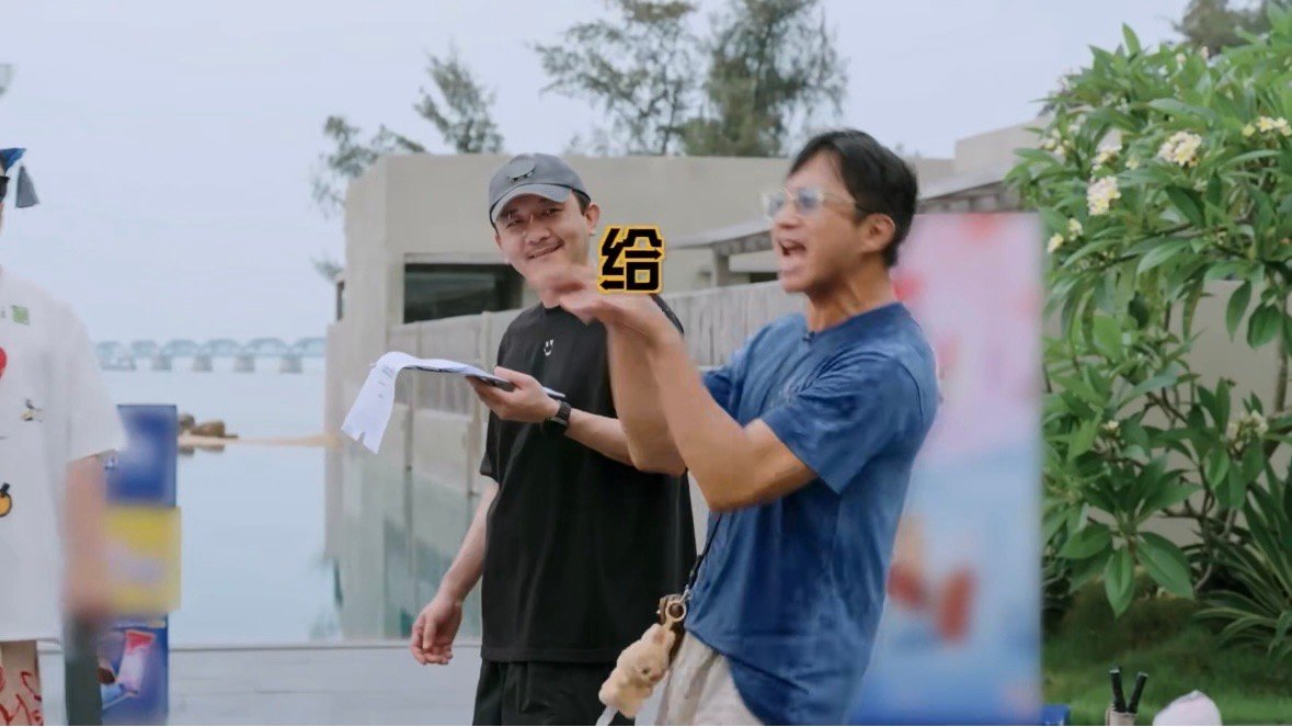 邓超唱鹿晗的歌恼羞成怒 鹿晗歌曲难度果然名不虚传，邓超挑战全程吃力，唱到最后恼羞