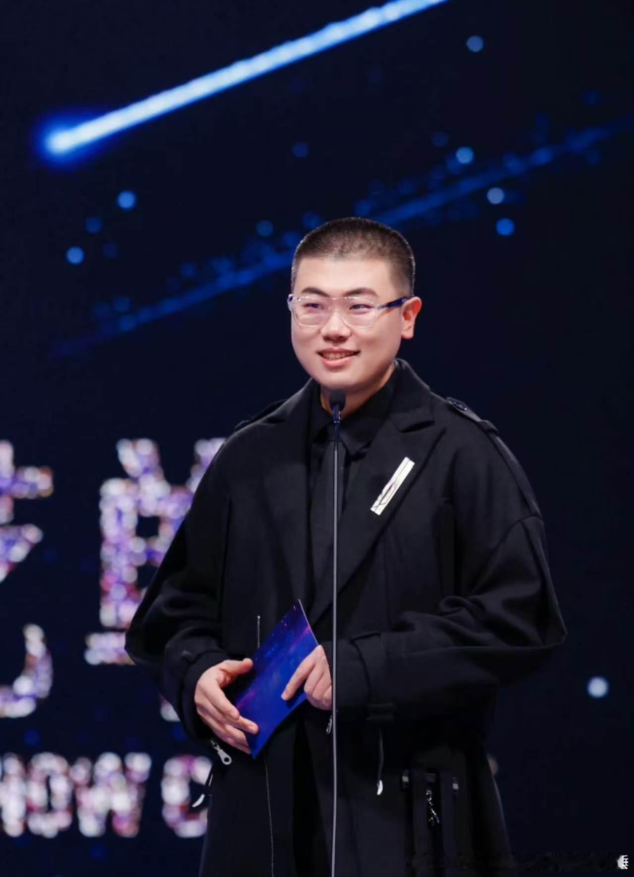 吕严一次性吃四十多碗面吕严自曝上课偷吃泡面天才厨人 吕严老师上课偷吃泡面的经验可