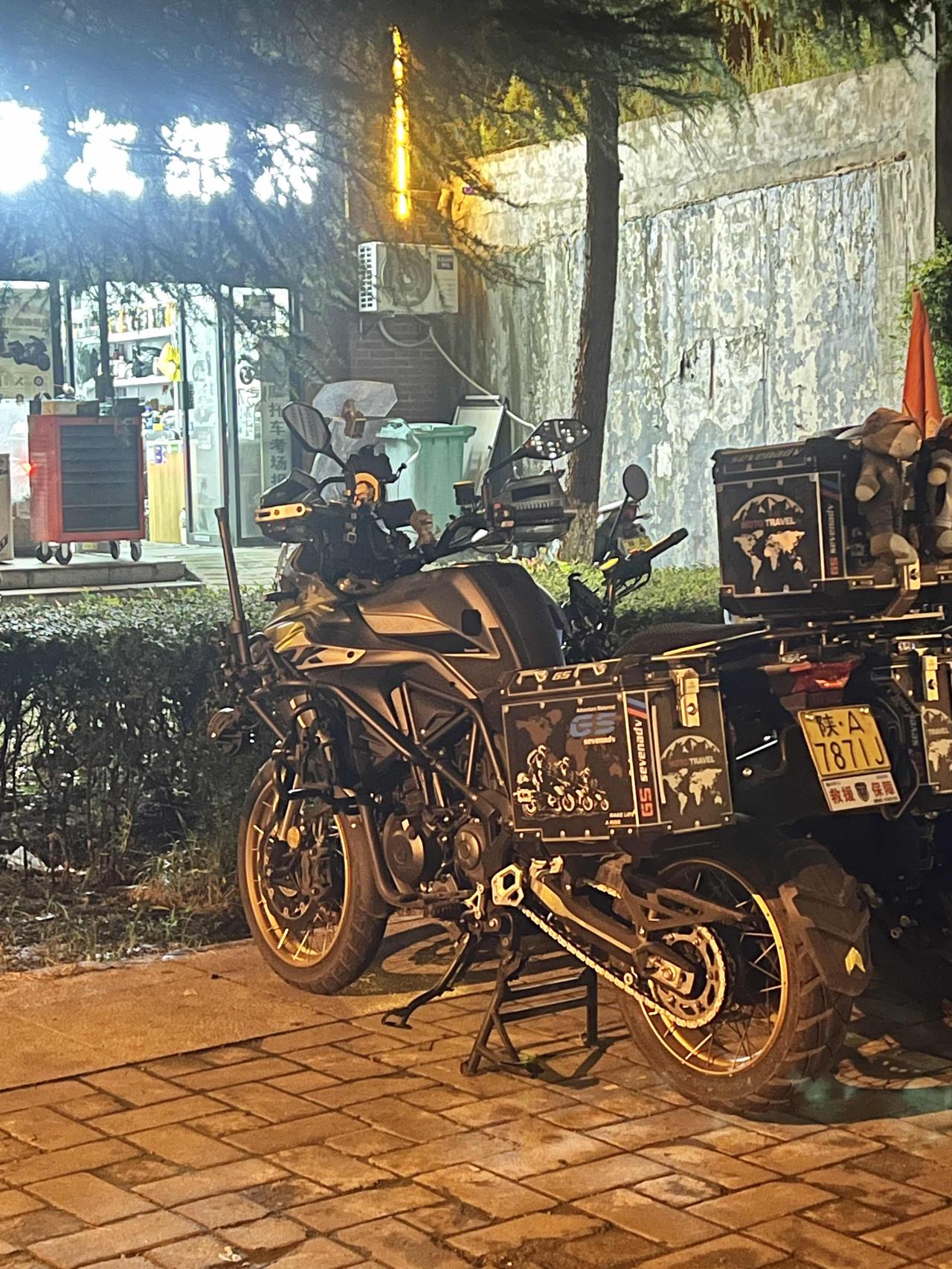 就是这种炸街摩托，一到晚上就满世界扰民。之所以夜深人静时他们才出没，是因为晚上路