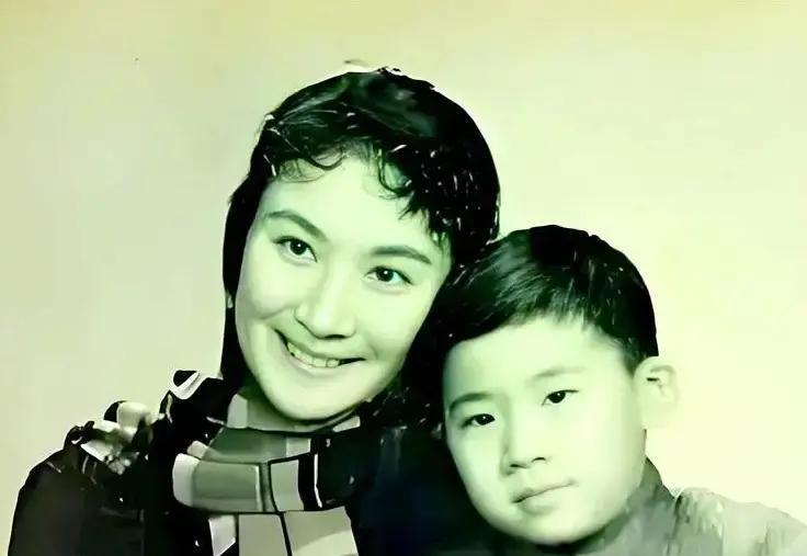 1966年京剧名家言慧珠离世，托付给继父的10岁幼子，常年遭继父和保姆联手苛待，