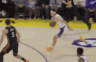 无愧詹姆斯之子，布朗尼上演职业生涯第一次空接重扣！
北京时间11月3日，湖人与热