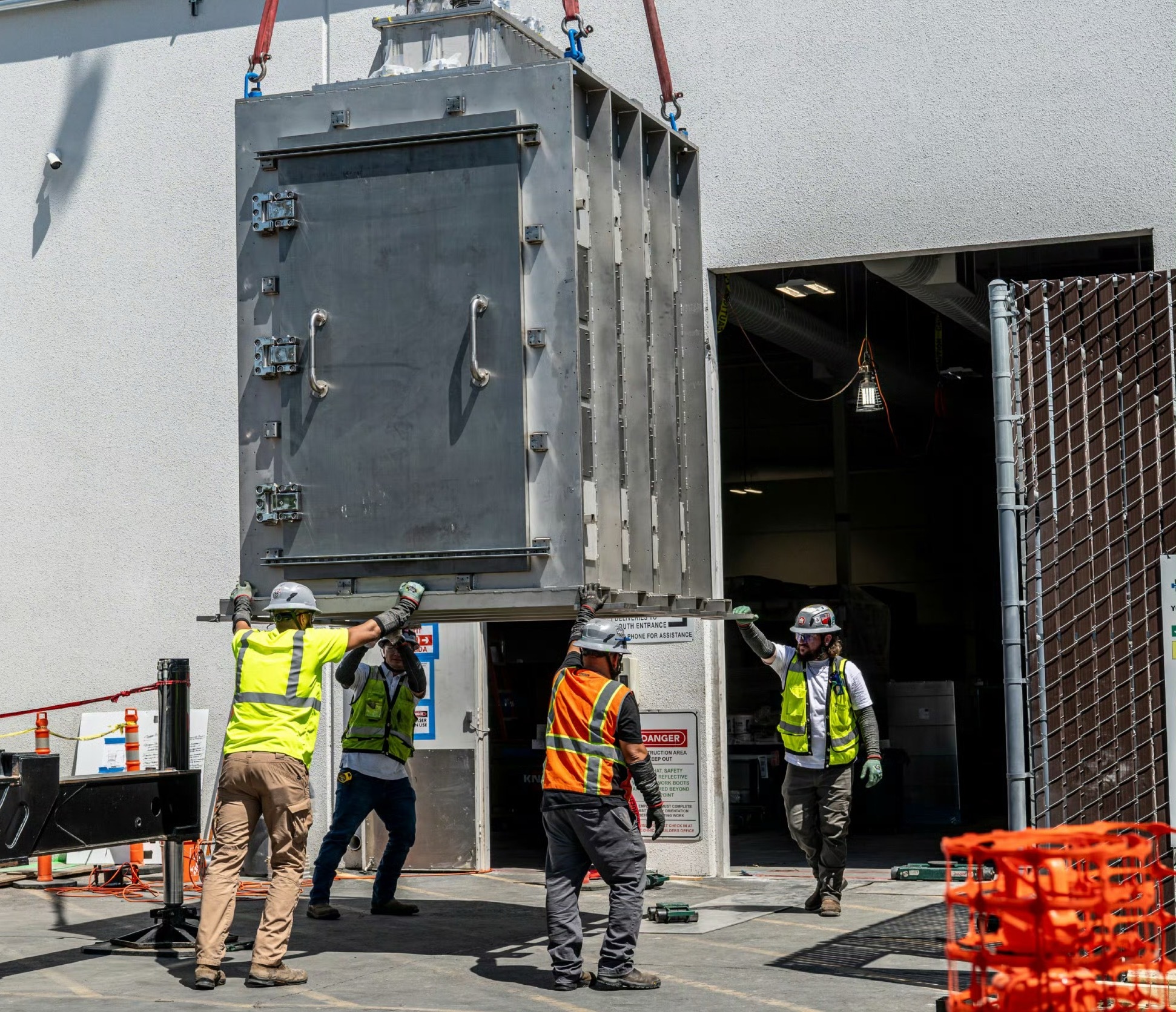 据说这是用来存放量子芯片的低温柜，因为量子芯片对温度有极端苛刻的要求。