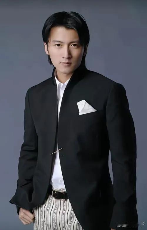 谢霆锋音乐水准兼具商业敏锐与艺术先锋性

其作曲以摇滚为基底，融合电子、Trip