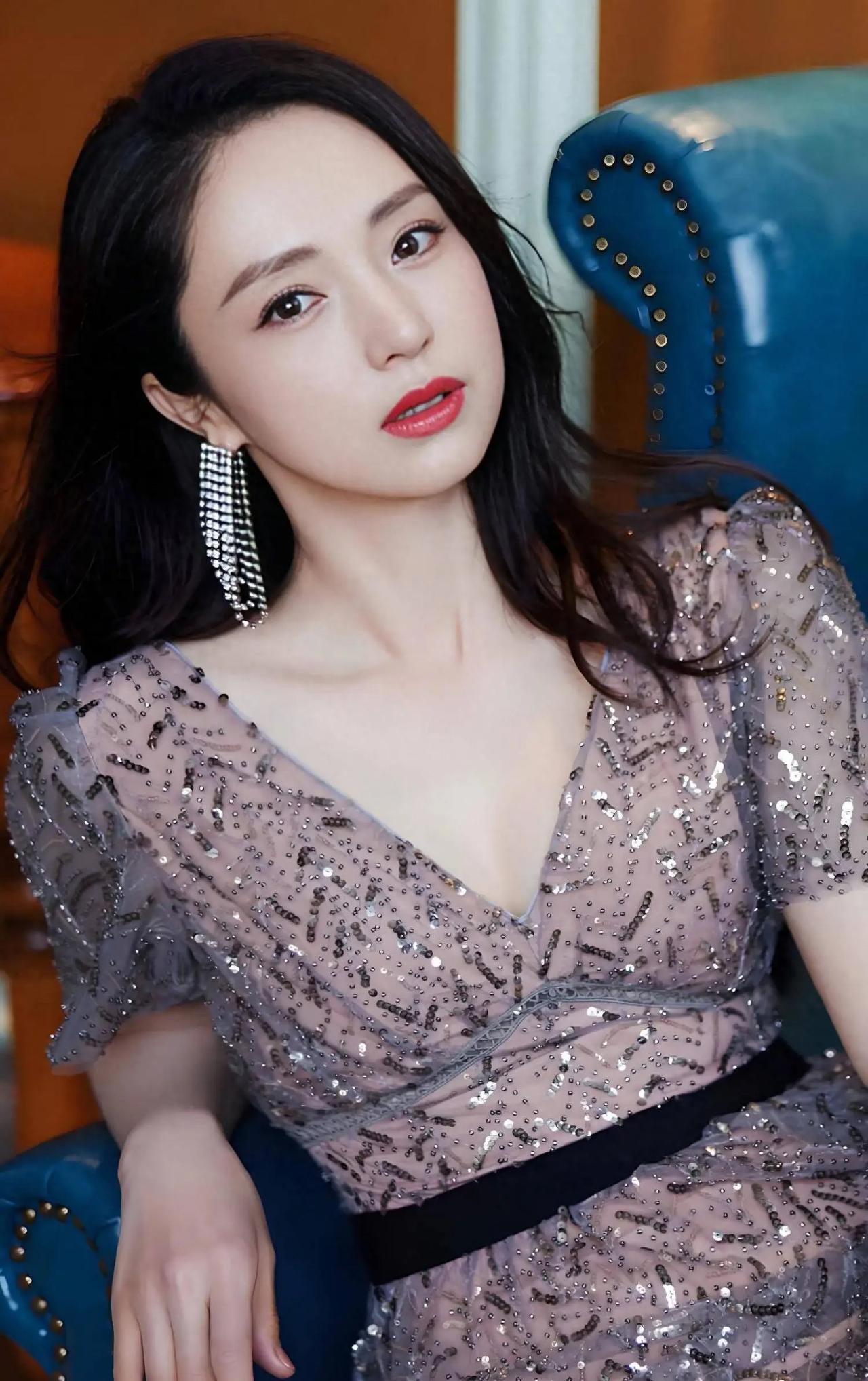 董璇张唯一十二桌婚宴只坐满3桌，连二叔都没到场，这婚结得比直播还冷清。佟丽娅、董
