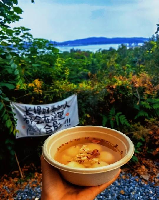 秋日露营就要有山有水有火光
周末正逢妞妞生日，带上许久未开封的帐篷，买了一车吃的