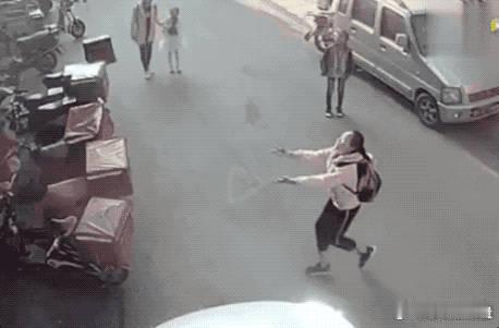 河南一条街道上2岁小孩爬到3楼窗户喊妈妈，却突然从楼上坠落，路过的六年级女生立刻