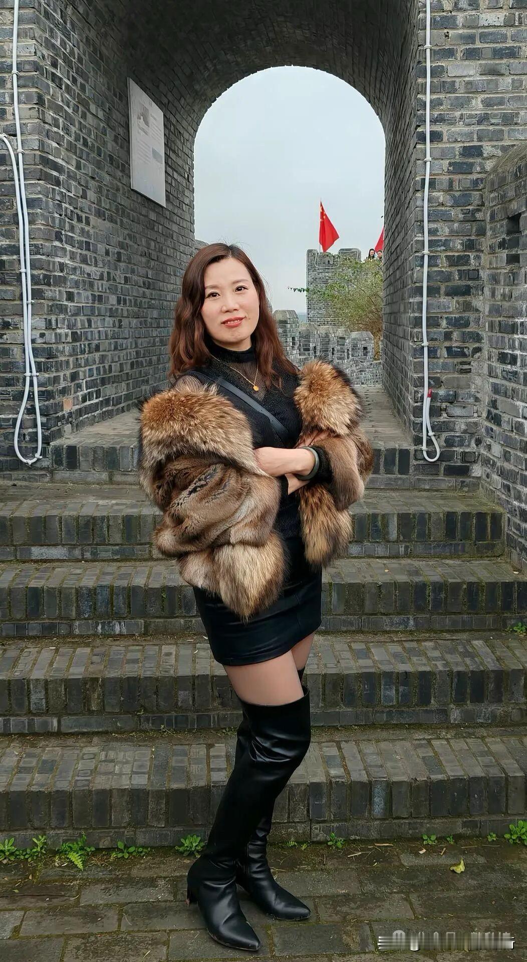 古城墙的青砖里藏着岁月，身上的毛绒裹着温柔——今天是在历史氛围感里，把“优雅”焊