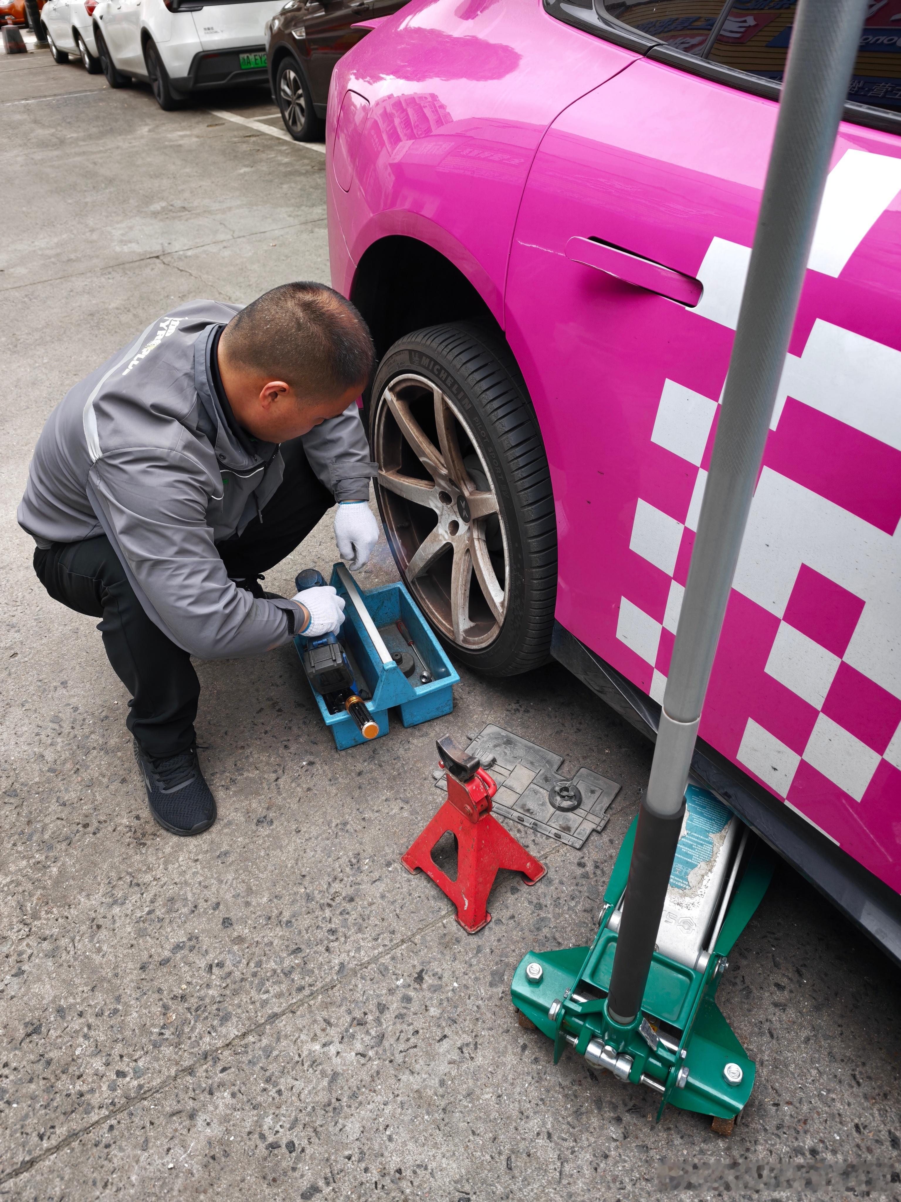 17000公里的P7右后胎扎钉慢漏，21寸扒胎机还不是每家都有强迫症的轮胎静音棉