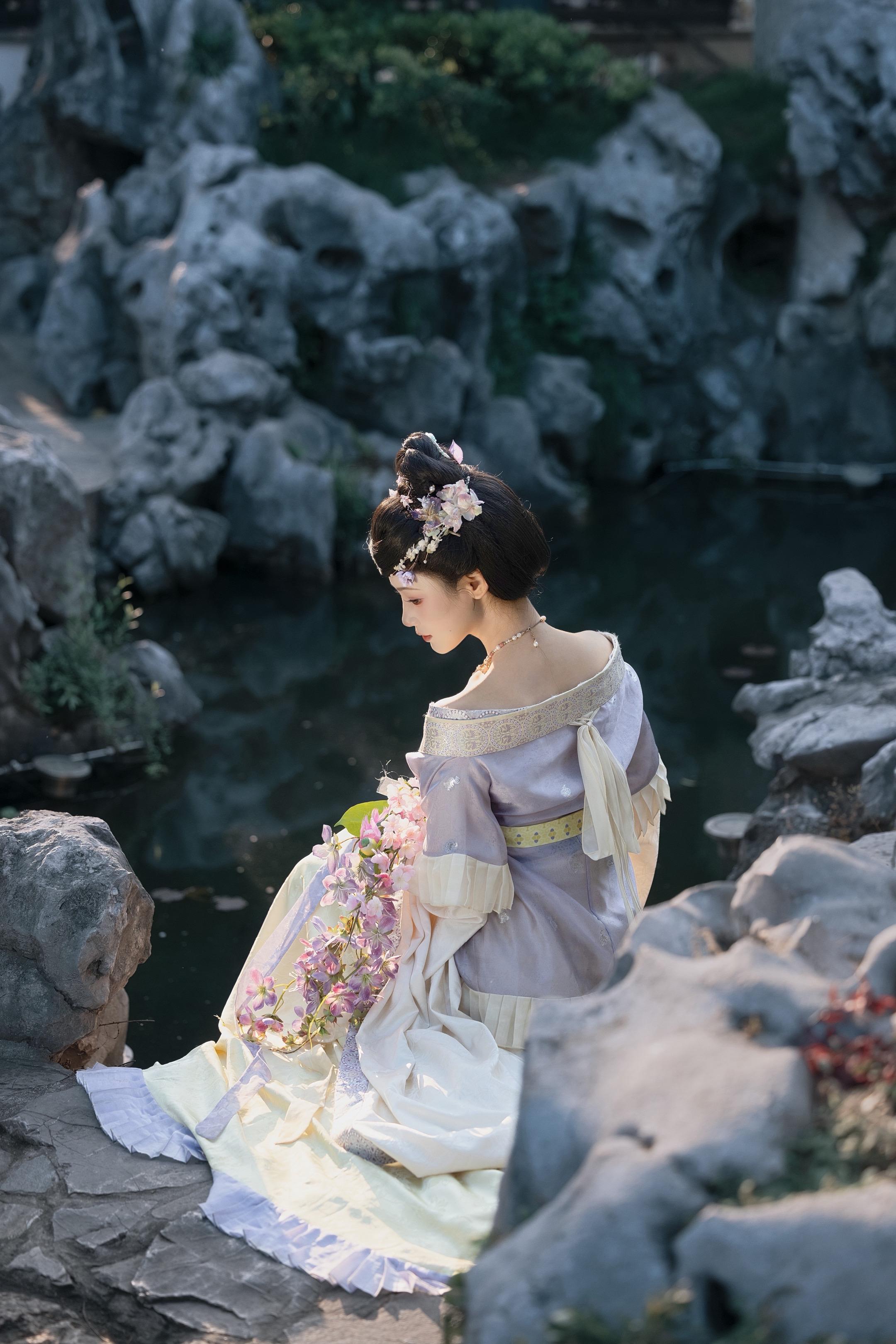 小扇 流莺 满园的笑语。