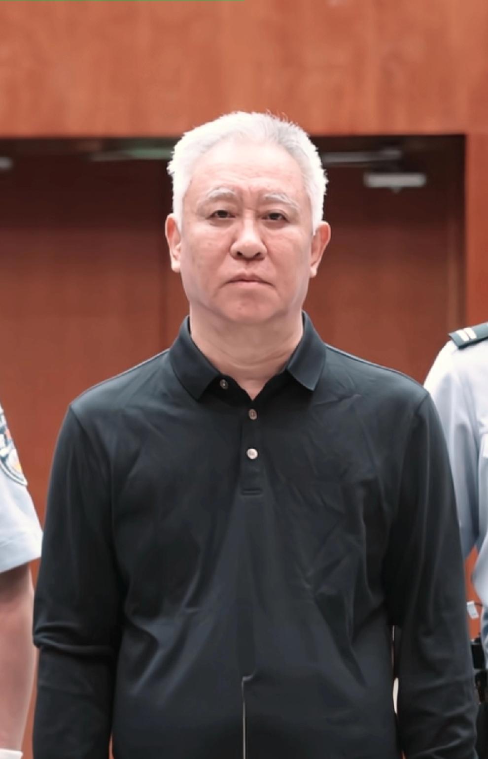 老许头发都白了好多，很难想象站在法庭等待宣判的许家印和那个曾经叱咤商海，英俊潇洒