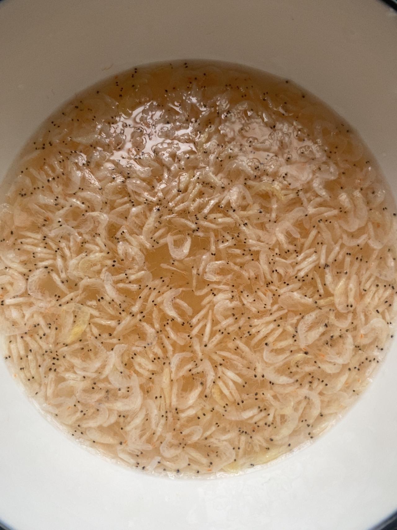 老伯解物｜便宜的虾皮在营养上不比昂贵的龙虾差？
以每100克的熟制品来看：
一、