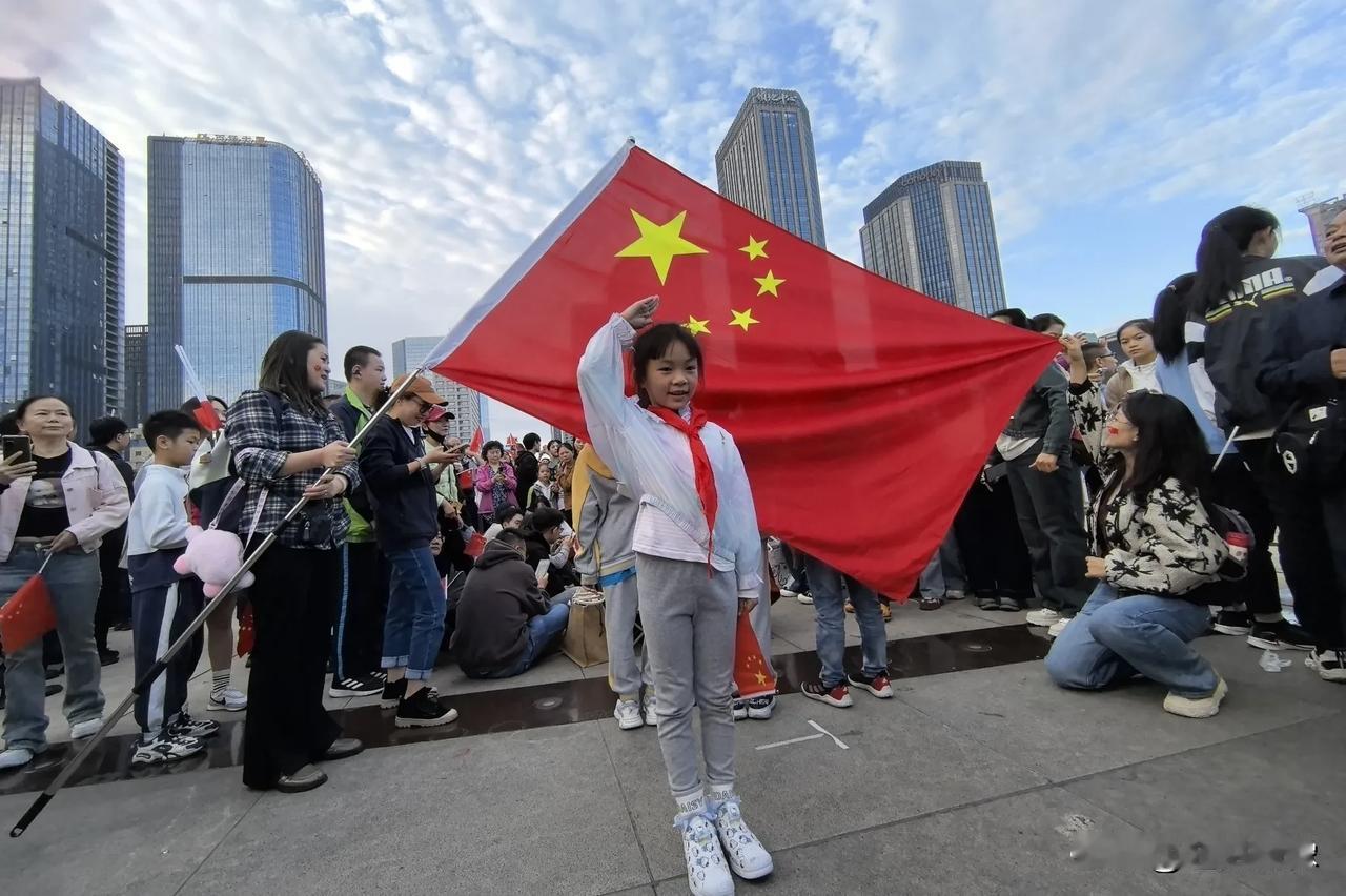 我向祖国敬个礼！