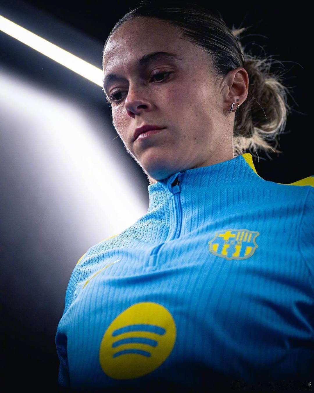 红蓝倩影 ⏳女足西超杯决赛前的踩场训练💜又一次国家德比，我们依旧为捍卫荣耀而来