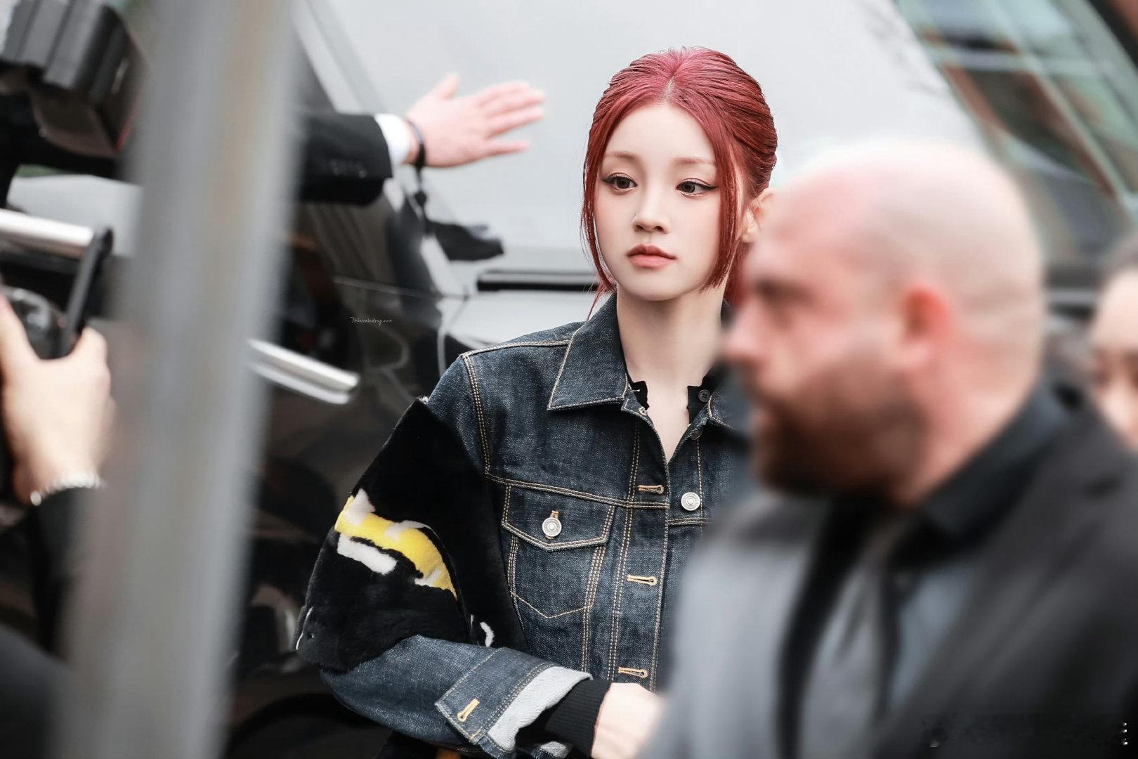 FENDI大秀明星阵容 亮相米兰，诠释品牌的双重魅力。唐嫣的从容内敛与宋雨琦的鲜