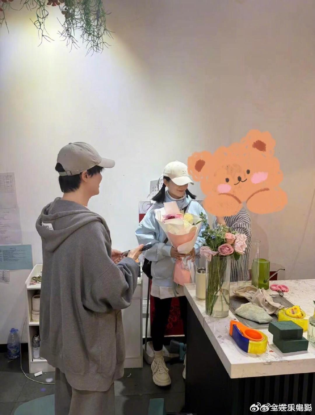 网友北京偶遇谢娜又夜骑去鸟巢给张杰送花了，浪漫纯爱果然还是得看杰娜谢娜夜骑去鸟巢