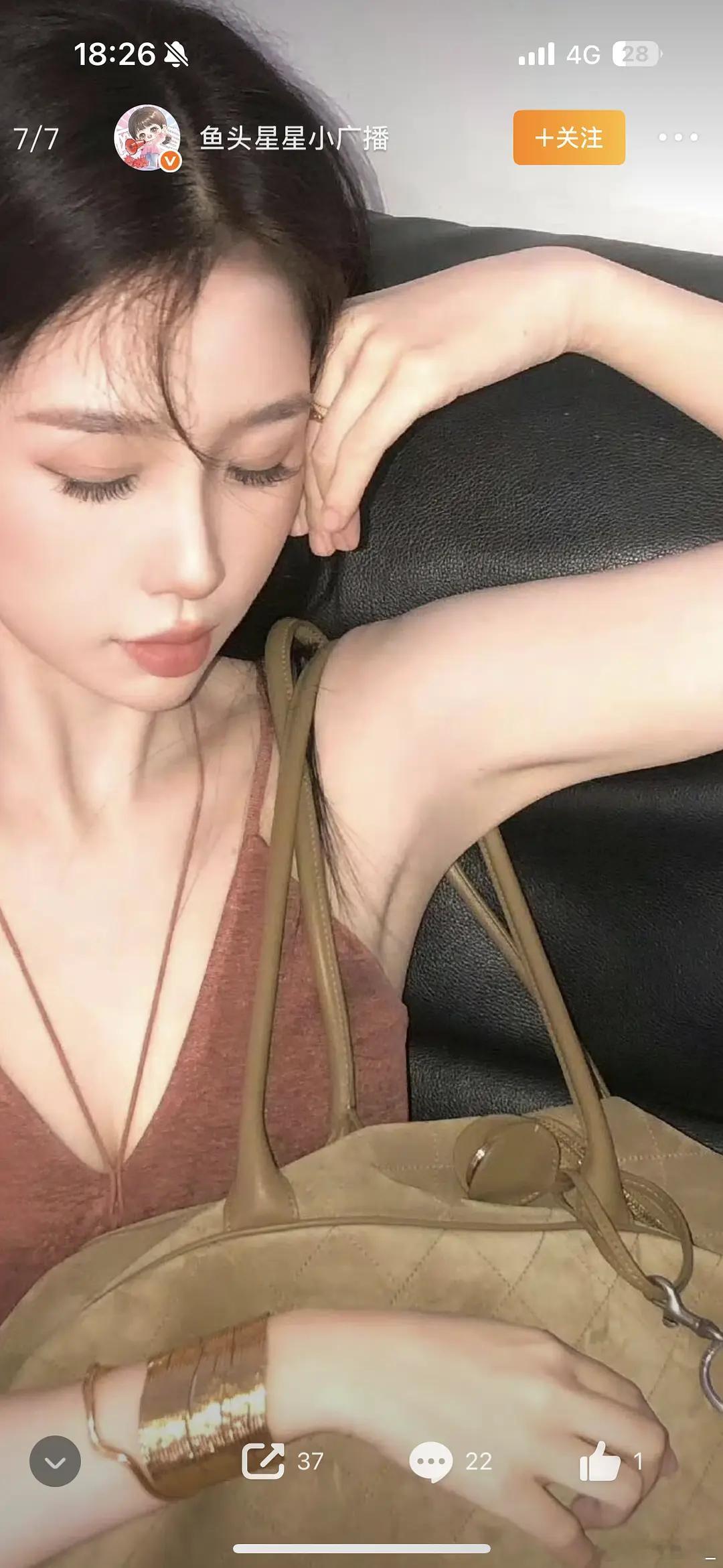 啊啊啊🐟发的照片把胳肢窝磨皮了 ​​​