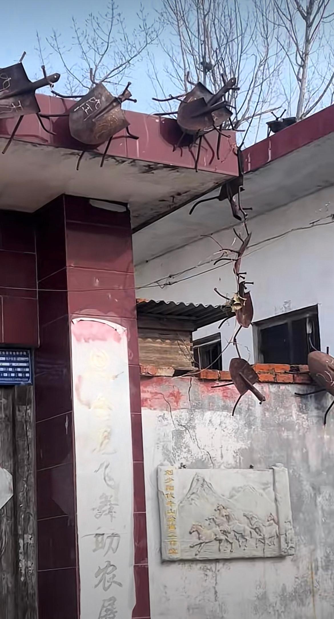 不懂就问，将铁锹做成虫子样式挂在墙上是什么寓意呢？

有人说这是鲁班术金甲财运局