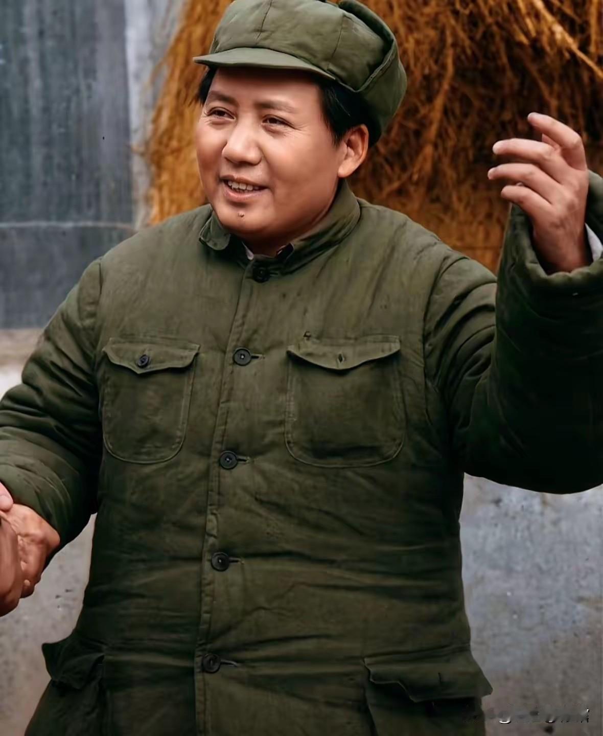转战陕北时期，伟人身着朴素棉衣，走进乡村和群众亲切交流。神情温和从容，待人平易谦