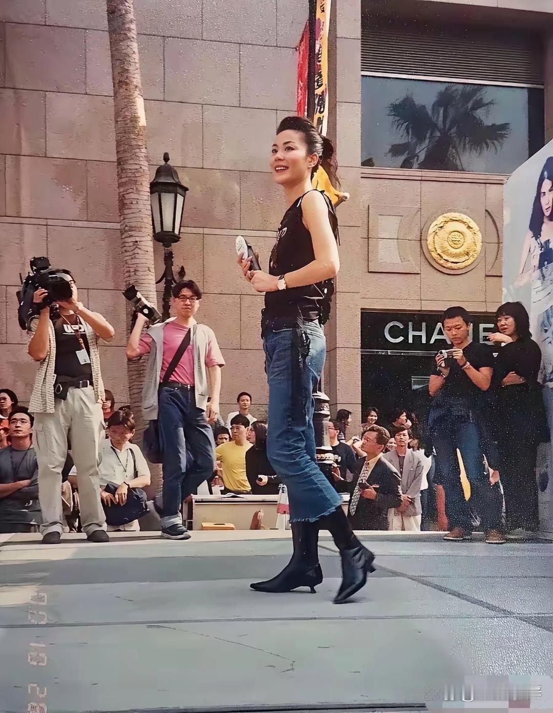年轻时期的王菲颜值出众，惊艳动人，属实让人难忘。 
