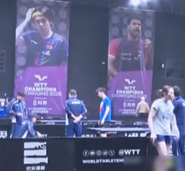 你敢信？训练场横向扑救摔在地上！梁靖崑带着3.2毫米腰突今晚硬刚邱党！
当时队