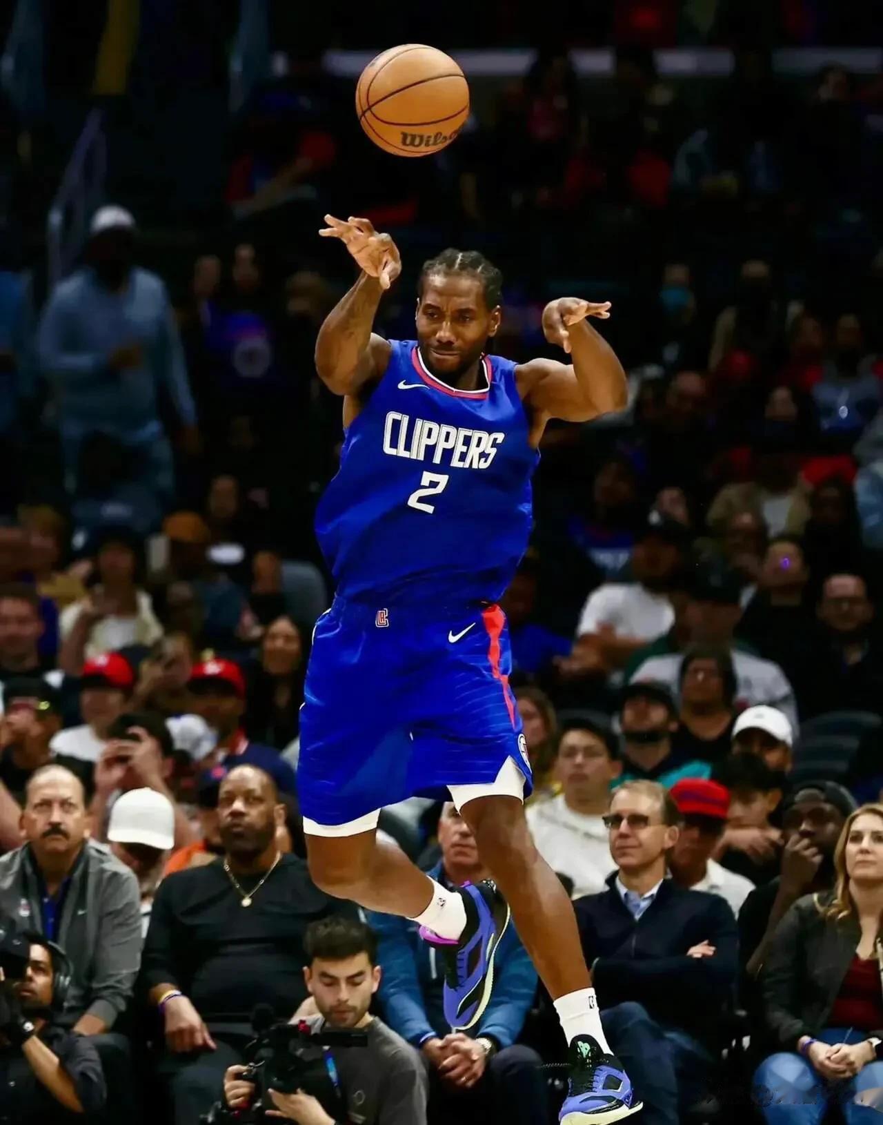 理性的讲，伦纳德的外线防守能力能进NBA历史前三吗？

小卡新秀第二年就在总决赛