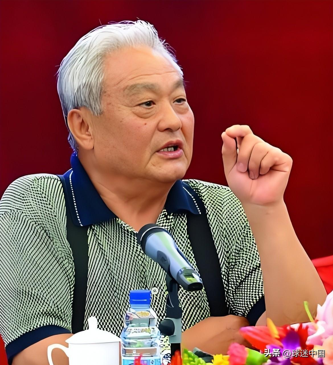 年维泗针对亚洲各队比较惧怕高中锋的弱点，总爱寻觅一个高大、头球好的中锋，有人却在