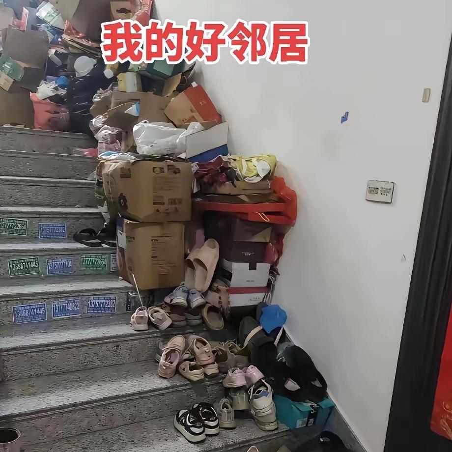 你能想象自家楼道被邻居变成“储物间”吗？湖南一男子就碰上了这样的糟心事，邻居把鞋