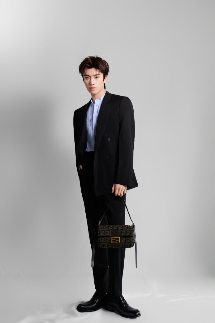 时尚灵感解读  张康乐身穿 FENDI2026 秋冬男士系列 搭配 FF 印花 