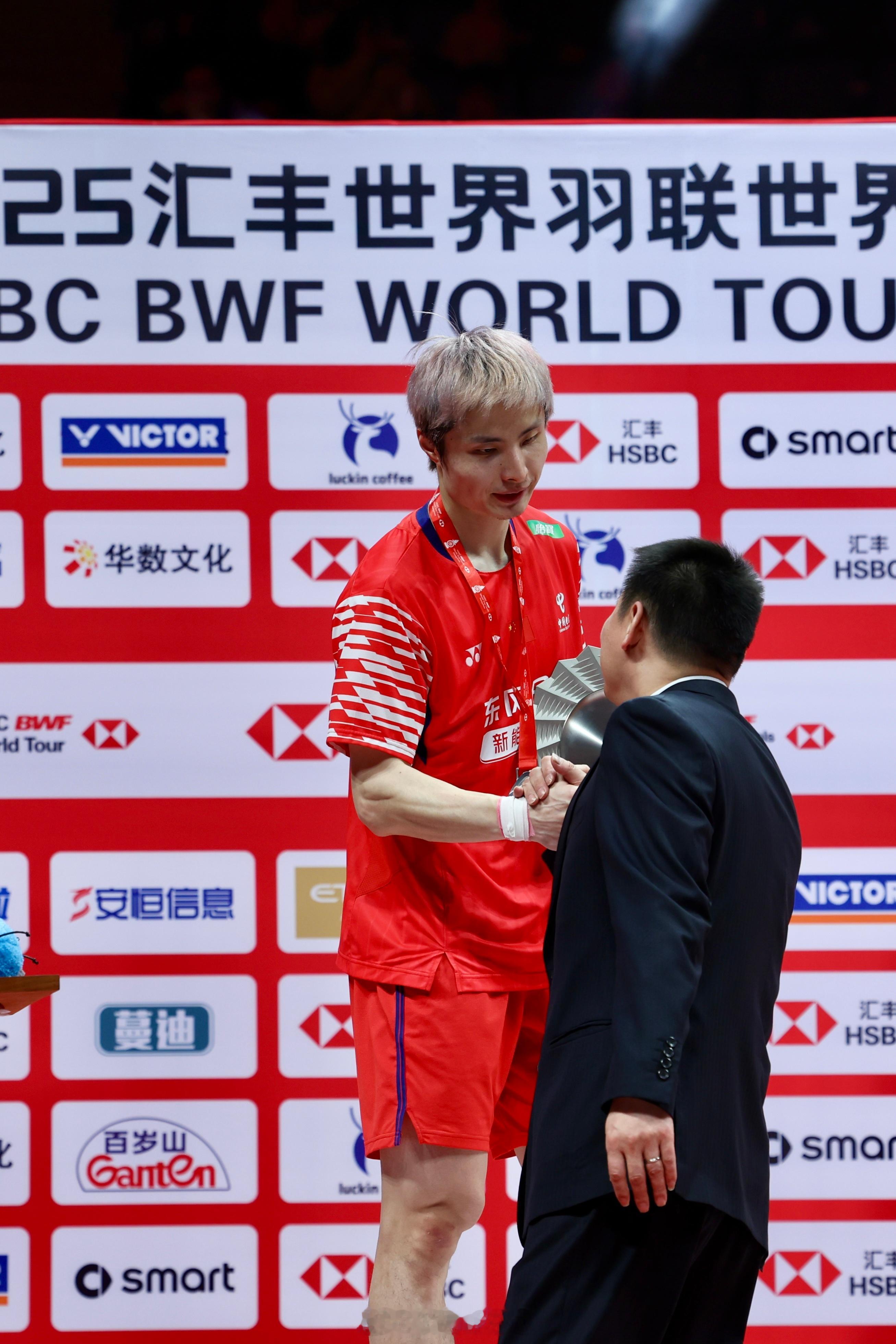 颁奖时，夏导跟石头说了一句：“问题不大，我们再来”夏煊泽对石宇奇说问题不大我们再