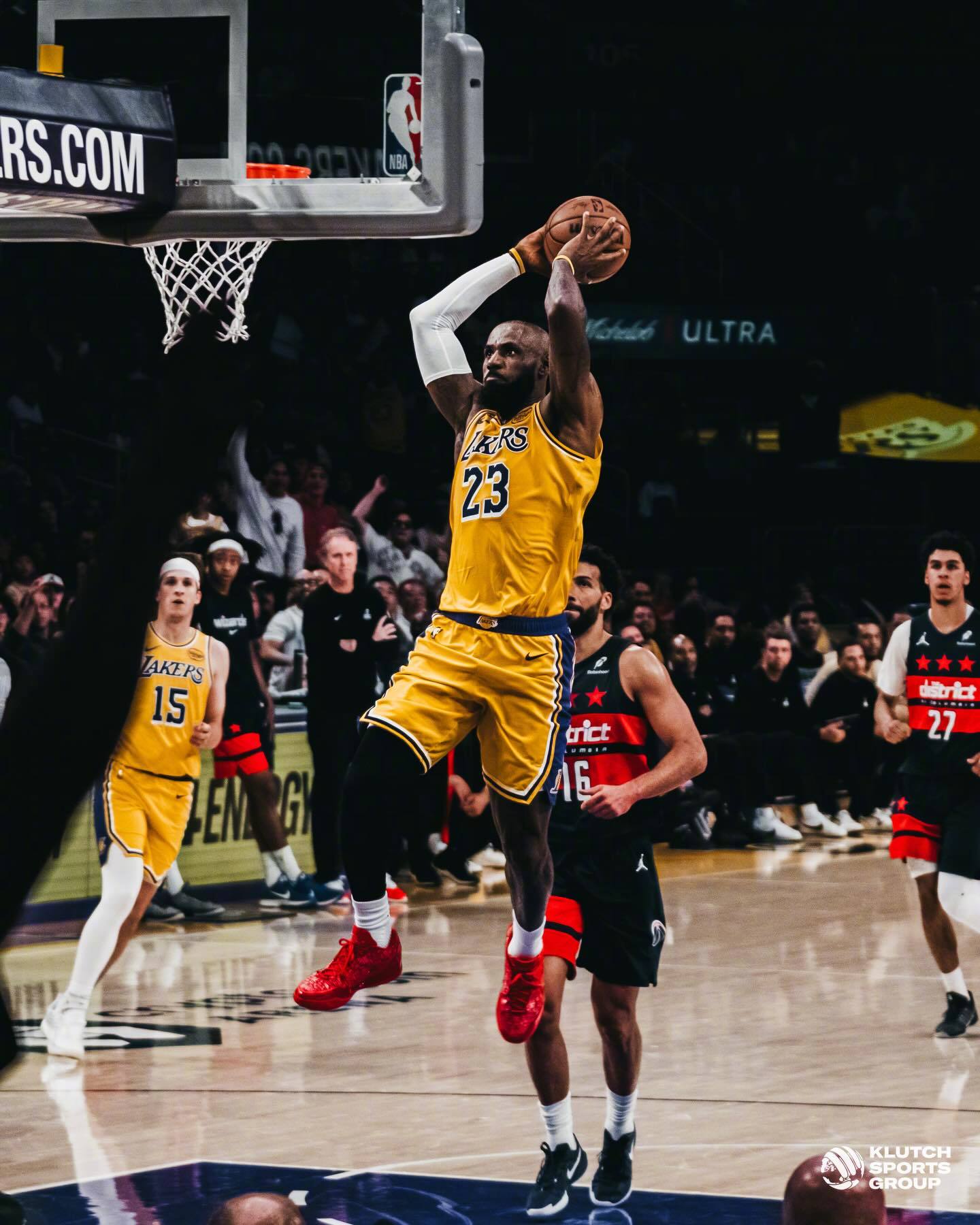 詹姆斯晒出了一组昨日比赛照，其中多张是和儿子布朗尼的同框。 