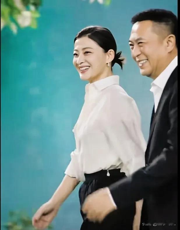 梅婷和张嘉译同框出席活动画面如同一幅美丽的画卷，让人看了心旷神怡。他们两位是有演