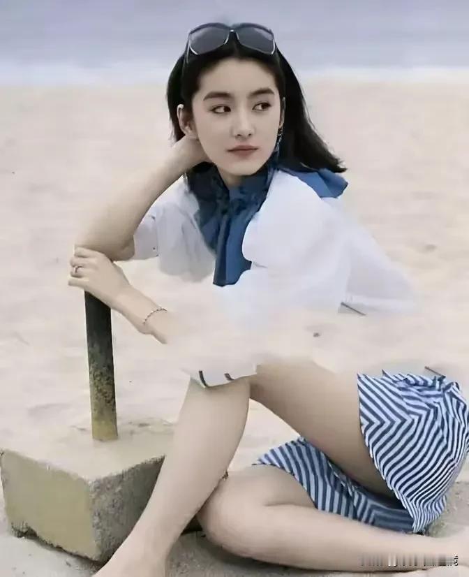 这个著名的女明星年轻时候和年老时候的强烈对比。
年轻时候真漂亮，肤白貌美，风情万