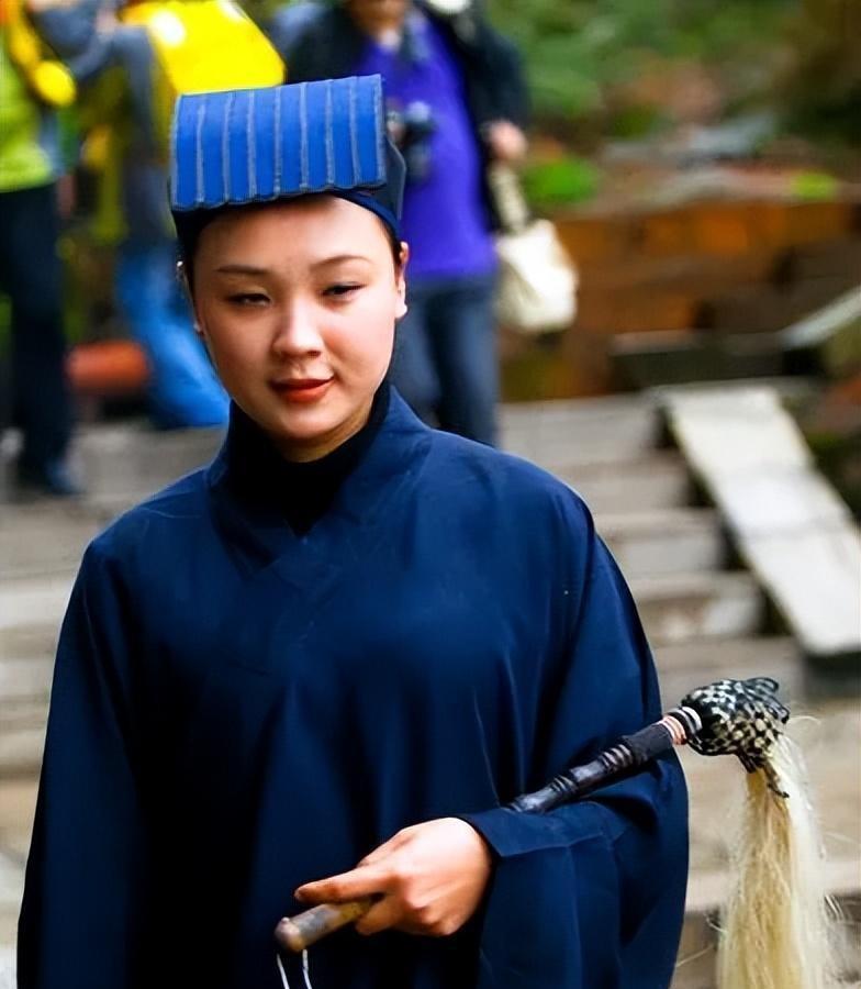 这事儿真是让人唏嘘！华山上的李妍一家四口，生活原本富裕，结果却因为巨额债务，选择