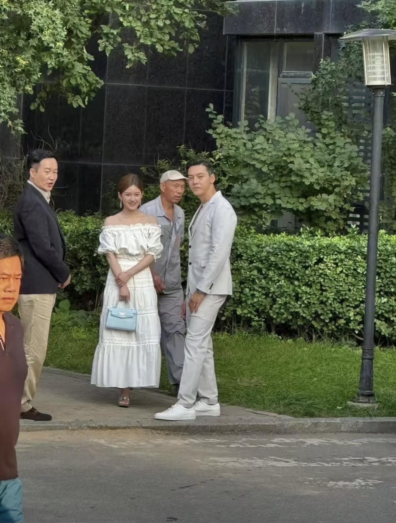 近日，有位网友在北京偶遇赵露思与陈伟霆，一出门就看到几人站在那里，真的是太羡慕了