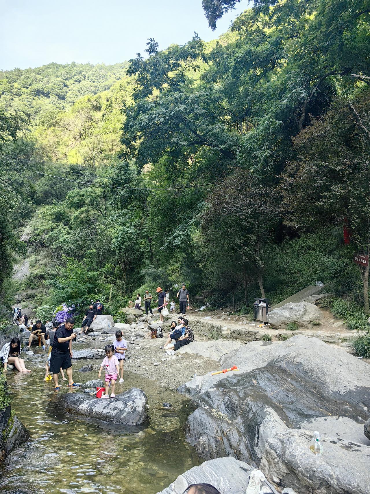 盛夏寻幽，鄠邑金龙峡避暑闲行
 
仲夏时节的古城西安，已然暑气蒸腾。昨天是周日，