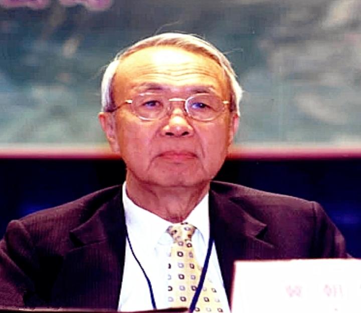 冀朝铸，1929年生于山西汾阳，2020年在北京逝世，是我国著名外交家、资深英文