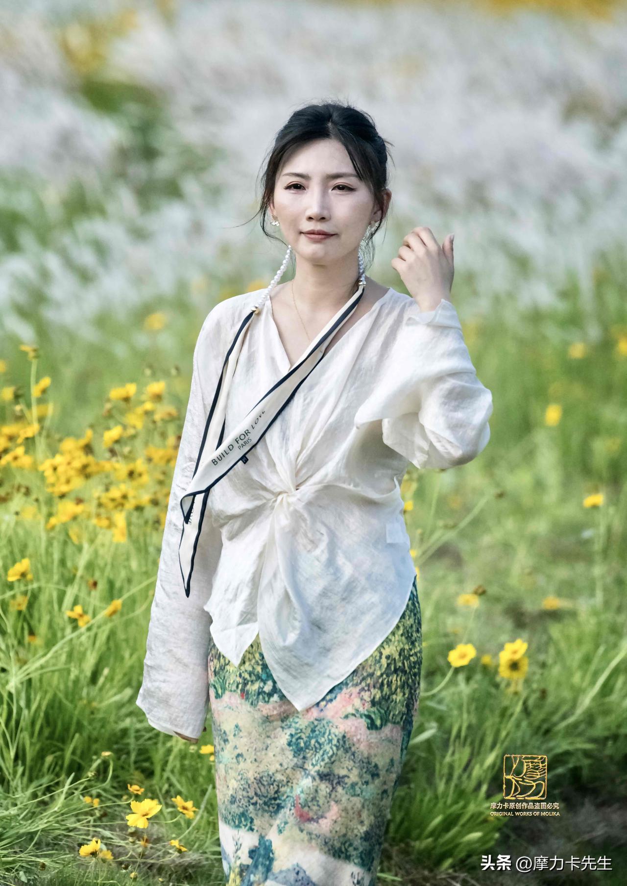 风遇花田，心自向暖。在这片金黄的浪涛里，与夏日温柔相拥，每一缕风都带着自由的气息