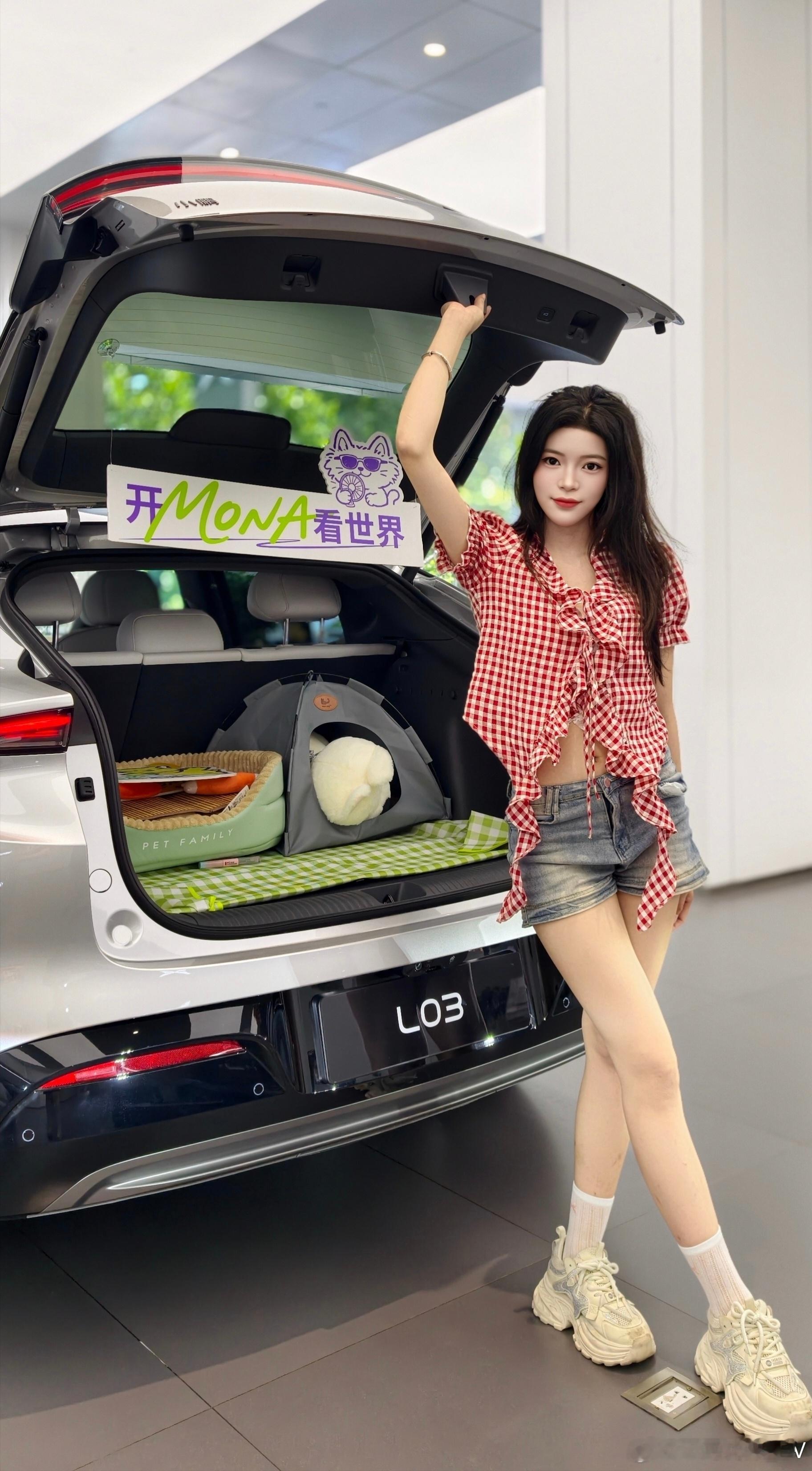 小鹏MONA L03的后备箱太贴心了，简单布置一番，就变成舒服的移动小角落，以后