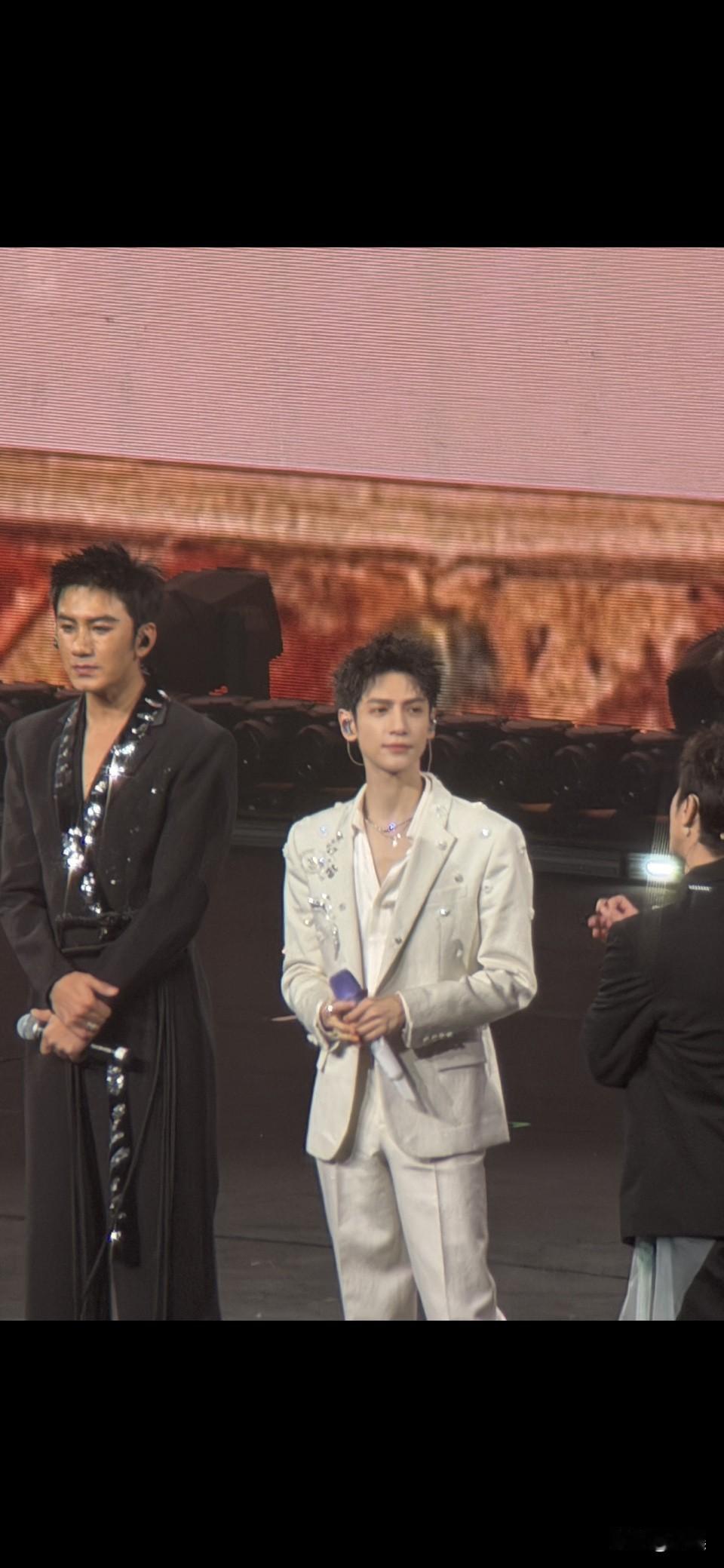 年会的水准，KTV的氛围
我真的以为会像 莲花楼演唱会 那样，来的都是主要角色，