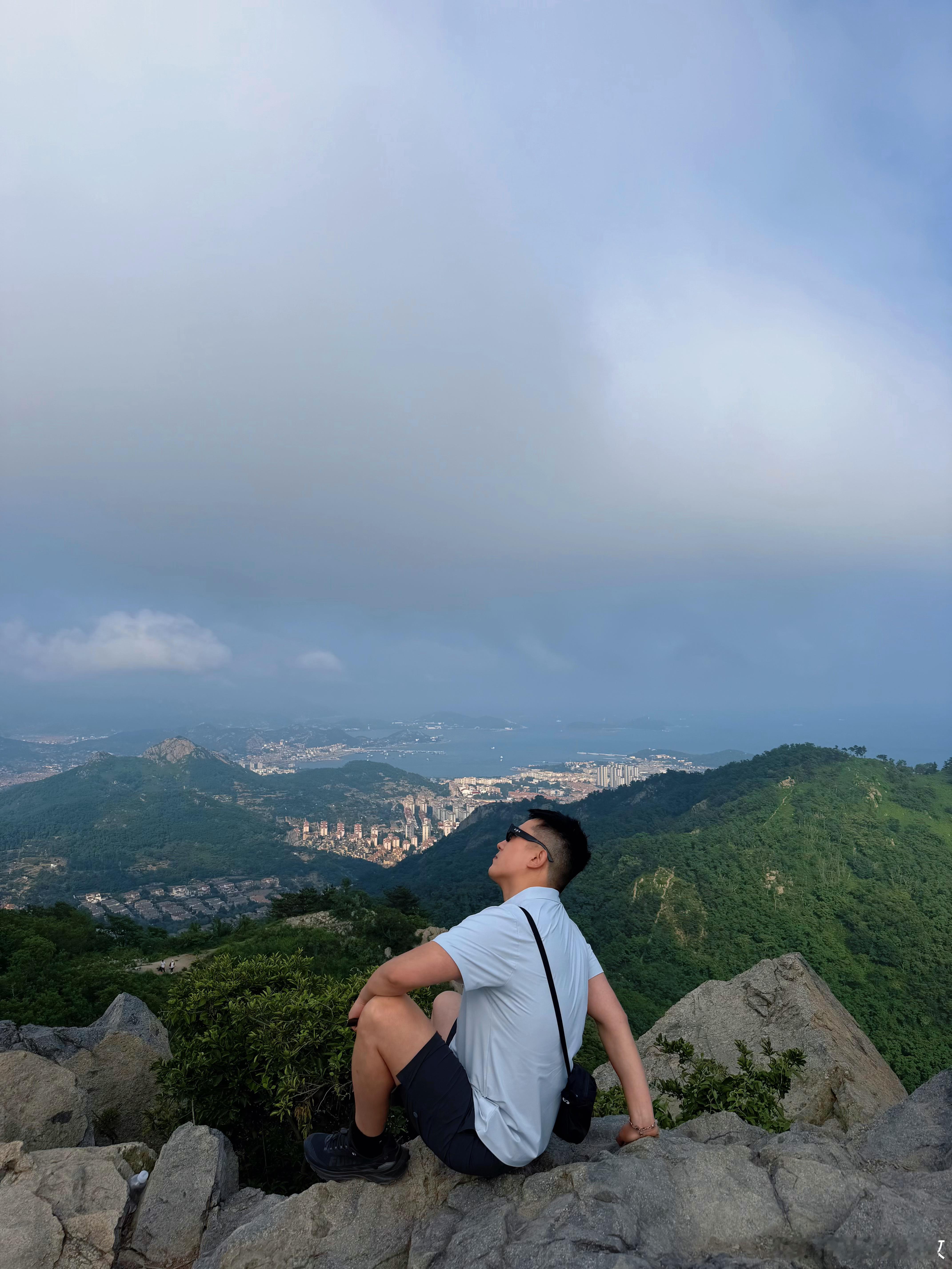 也许你在山脚下，会情不自禁的哼出这首歌向云端～an  山那边～an～海里面～an