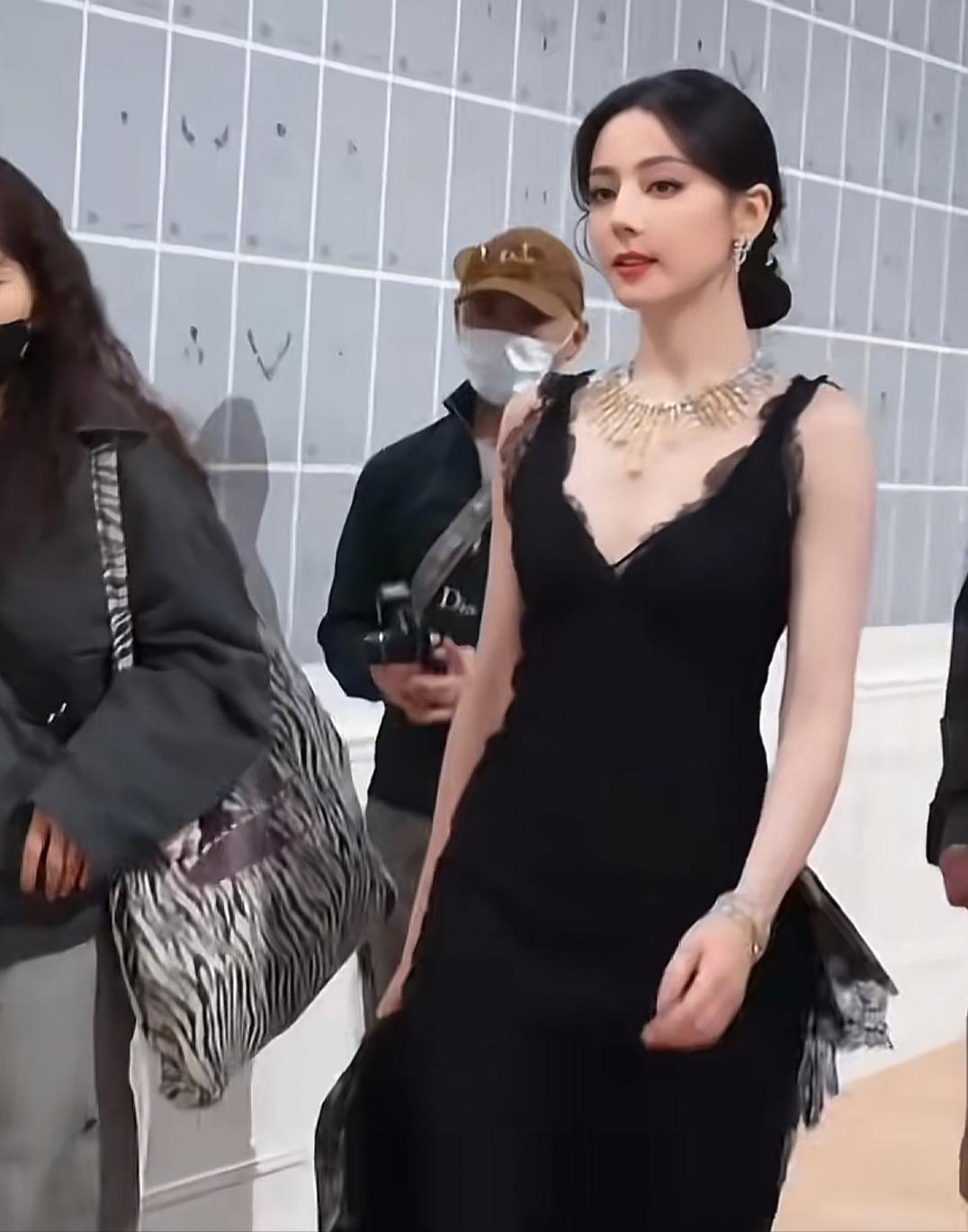 想不通，那么漂亮可爱温婉的迪丽热巴，为什么要整？现在一脸傲冷相，生人勿近的感觉。