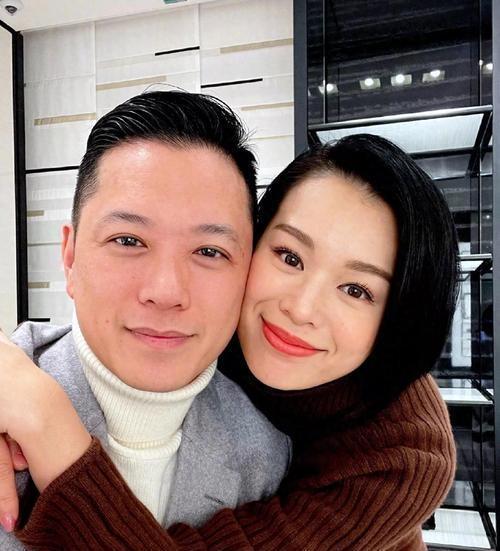 2025年9月1日，胡杏儿轻松回应丈夫夜店行程，展现明星夫妻独特相处之道

在香