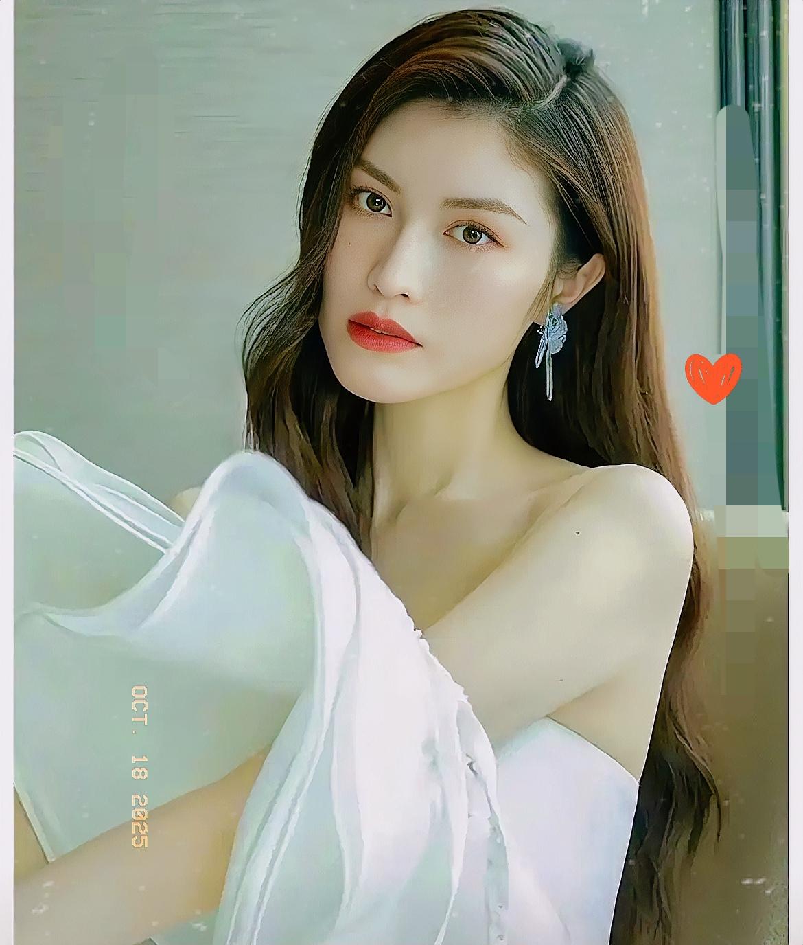 看了何穗的婚姻经历，

我沉默了，

原来与陈伟霆是她第二次婚姻，第一次结婚时，
