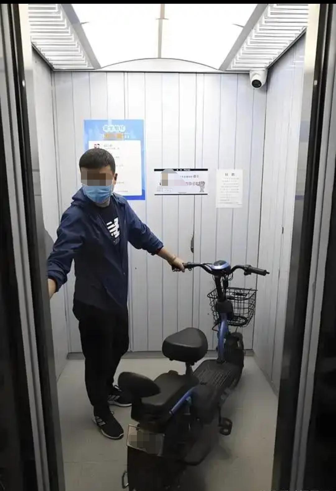 谁是犟种

昨天下午外出骑车回来，准备坐电梯回家。

我前面一人推着电动车进楼。