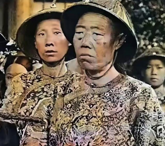 1908年慈禧太后去世，李莲英立马请求回老家养老。隆裕太后面色不善，心想：“你做