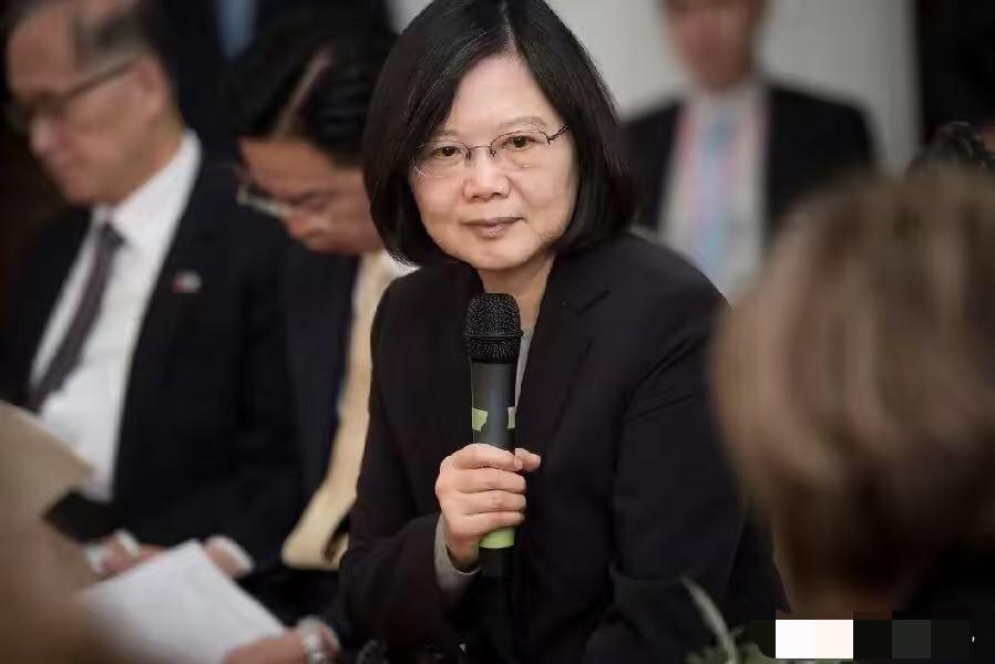 今天，蔡英文突然发文！
​12月31日，蔡英文在脸书发文:“在炮火和防空警报声中